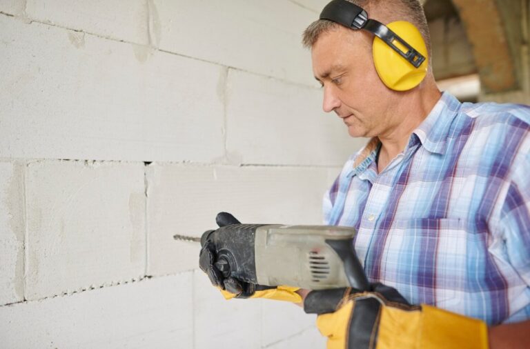 Lire la suite à propos de l’article Garantie décennale maçon : que couvre-t-elle vraiment ?